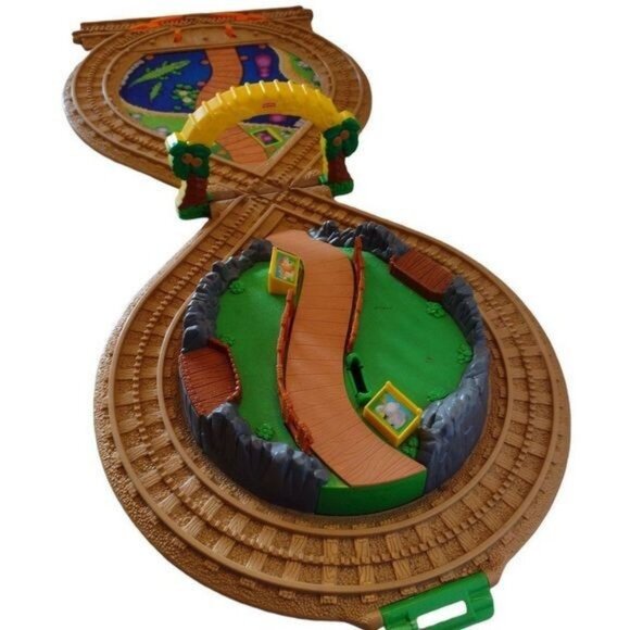 Fisher Price GeoTRAX On-The-Go-Zoo Portable Railway Train Set - Picture 1 of 9